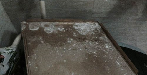 漏水發霉的吊頂.jpg 漏水發霉的吊頂.jpg