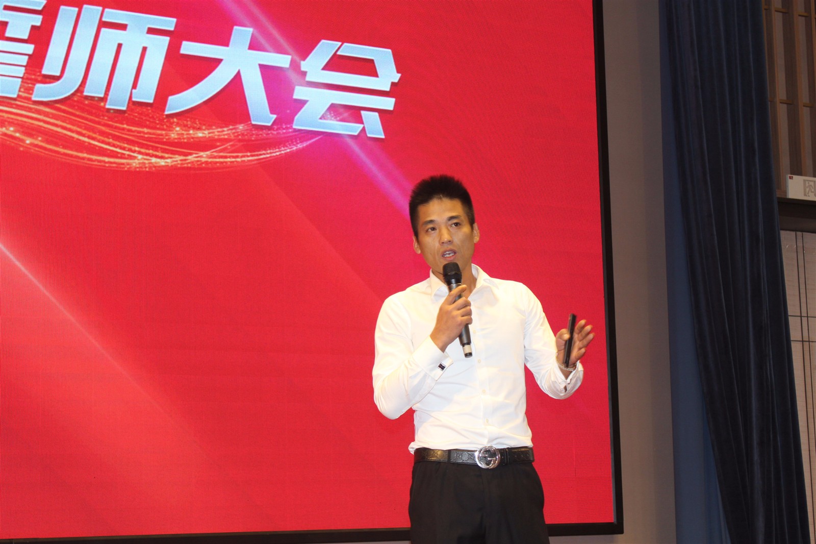 德萊寶華中分公司總經理柏要勇規劃戰區.JPG